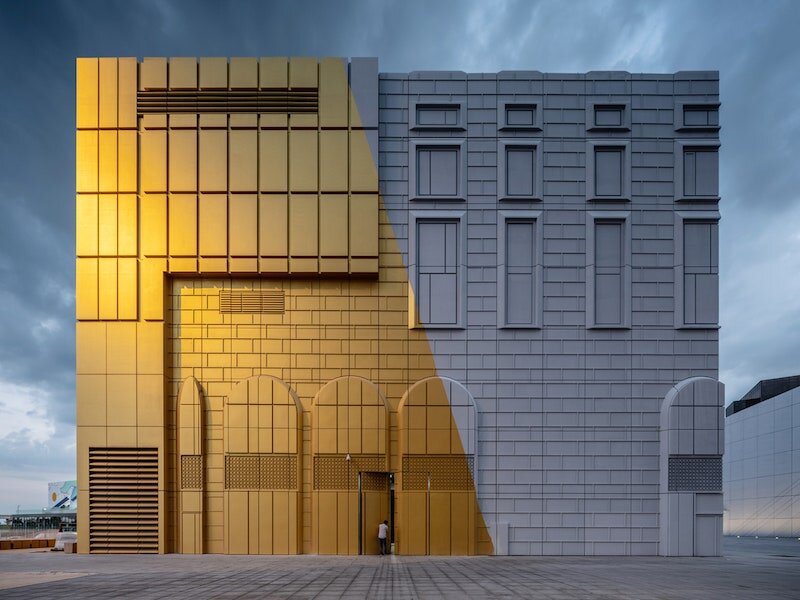 Бюро MVRDV завершило строительство бело-золотого развлекательного комплекса в 2018 г. 