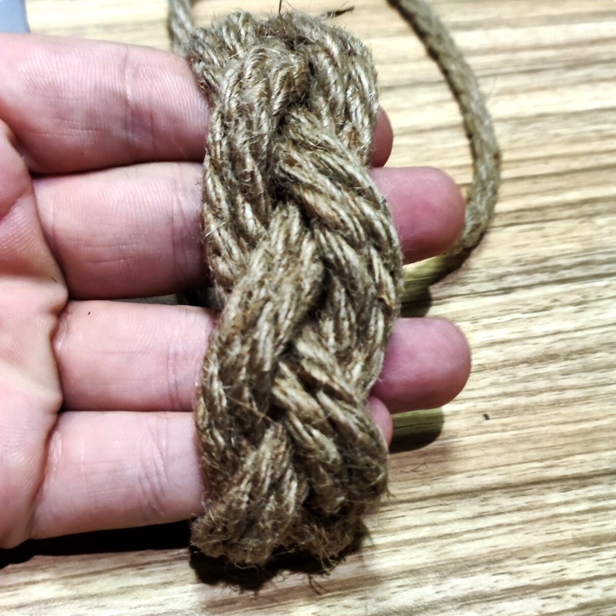 Древний вид рукоделия - плетение из веревки с современным названием 