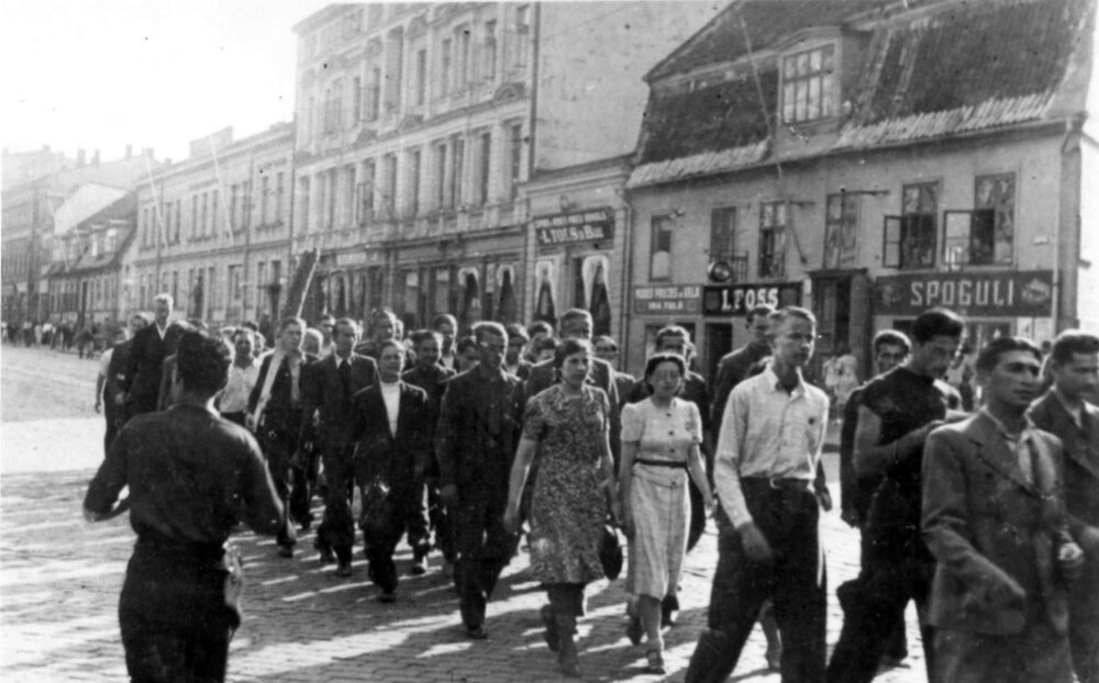 Один из отрядов комсомольцев идет за получением оружия. Лиепая (Латвийская ССР). 1941. Источник: pastvu.com. Фотография использована в качестве иллюстрации.