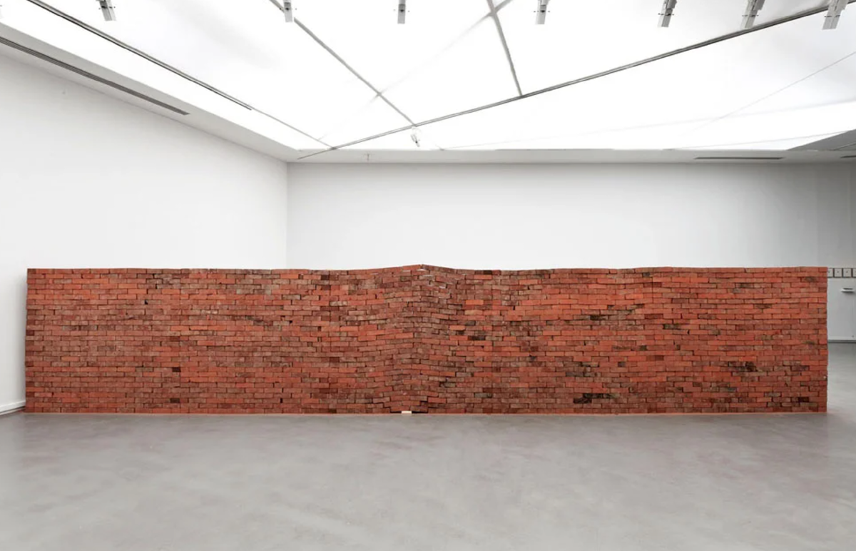This installation. Хорхе Мендес Блейк. Инсталляция на стену кирпич. Инсталляция из кирпича. Инсталляция в кирпиче.