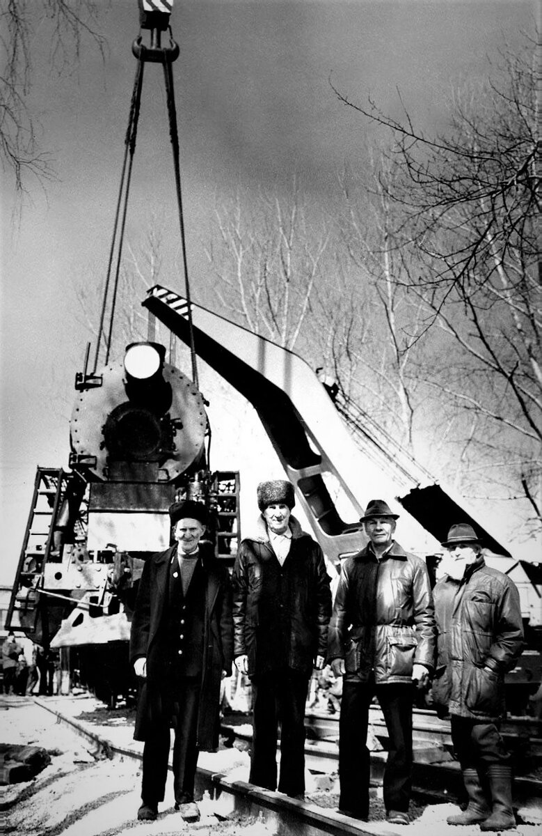 Ветераны- железнодорожники ,присутствующие на установке памятника 10 апреля 1995г.