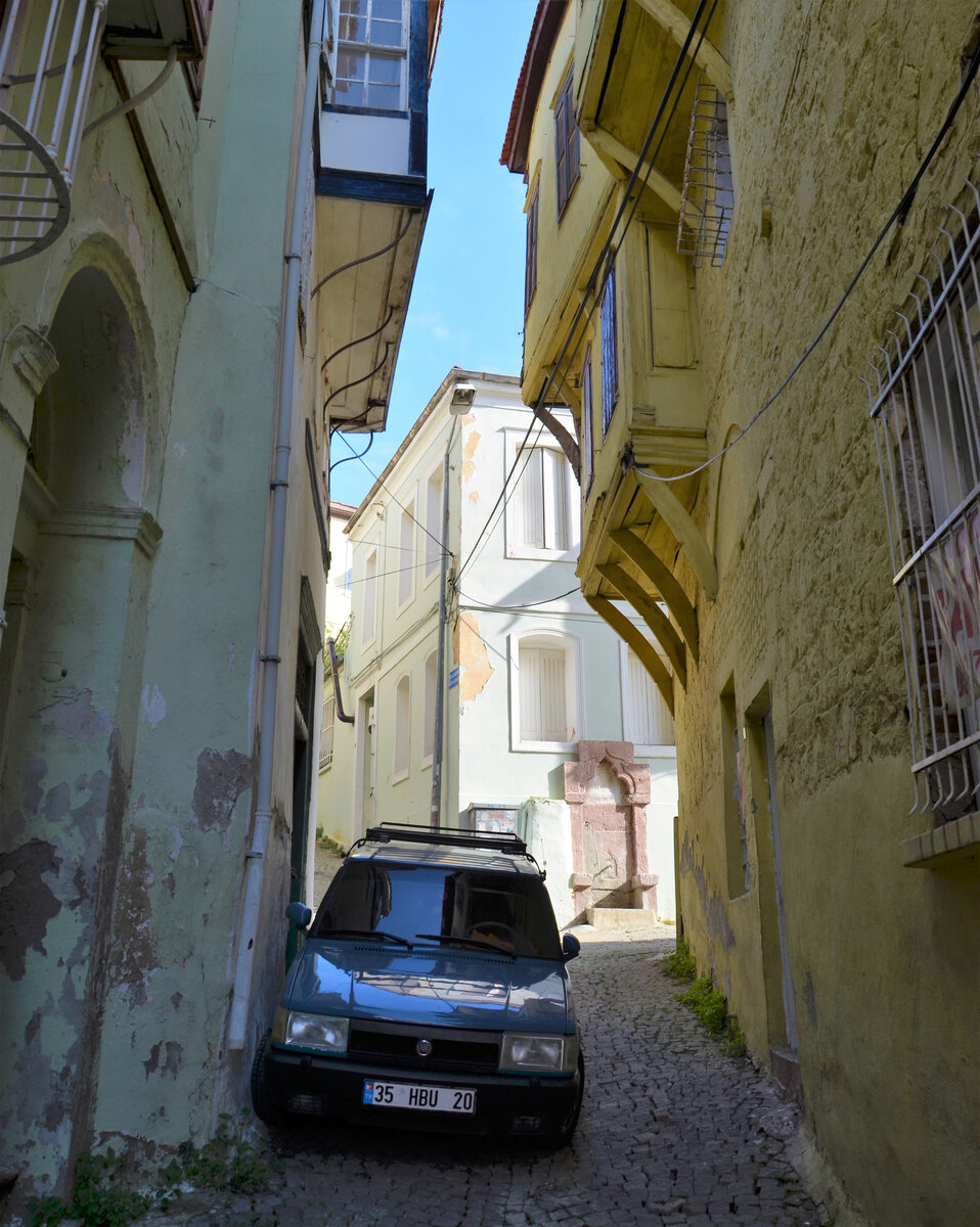 Машина, припаркованная на улице в Айвалыке. Фото автора.