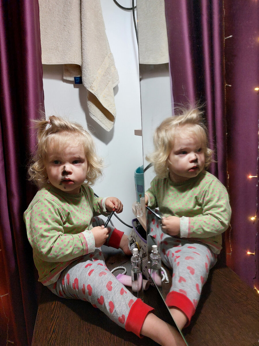 Иногда в качестве игрушек выбираются абсолютно неподходящие вещи - например, моя косметика🙁