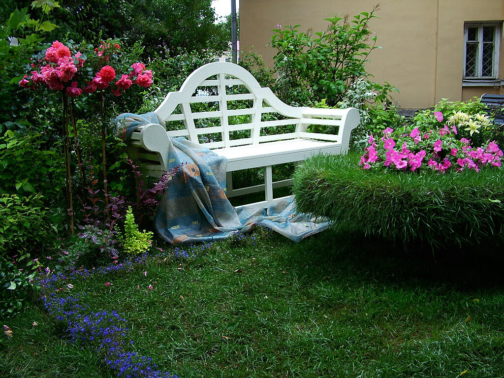 Красивые садовые скамейки