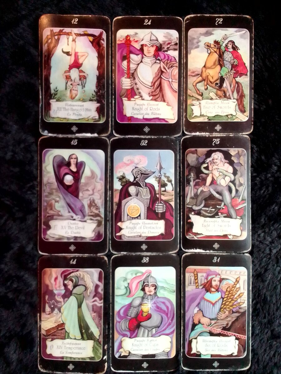 1 ряд: Старший Аркан Повешенный, Рыцарь Посохов, Пятерка Мечей; 2 ряд: Старший Аркан Дьявол, Рыцарь Пентаклей, Восьмерка Мечей; 3 ряд - Старший Аркан Умеренность, Рыцарь Кубков, Шестерка Жезлов.