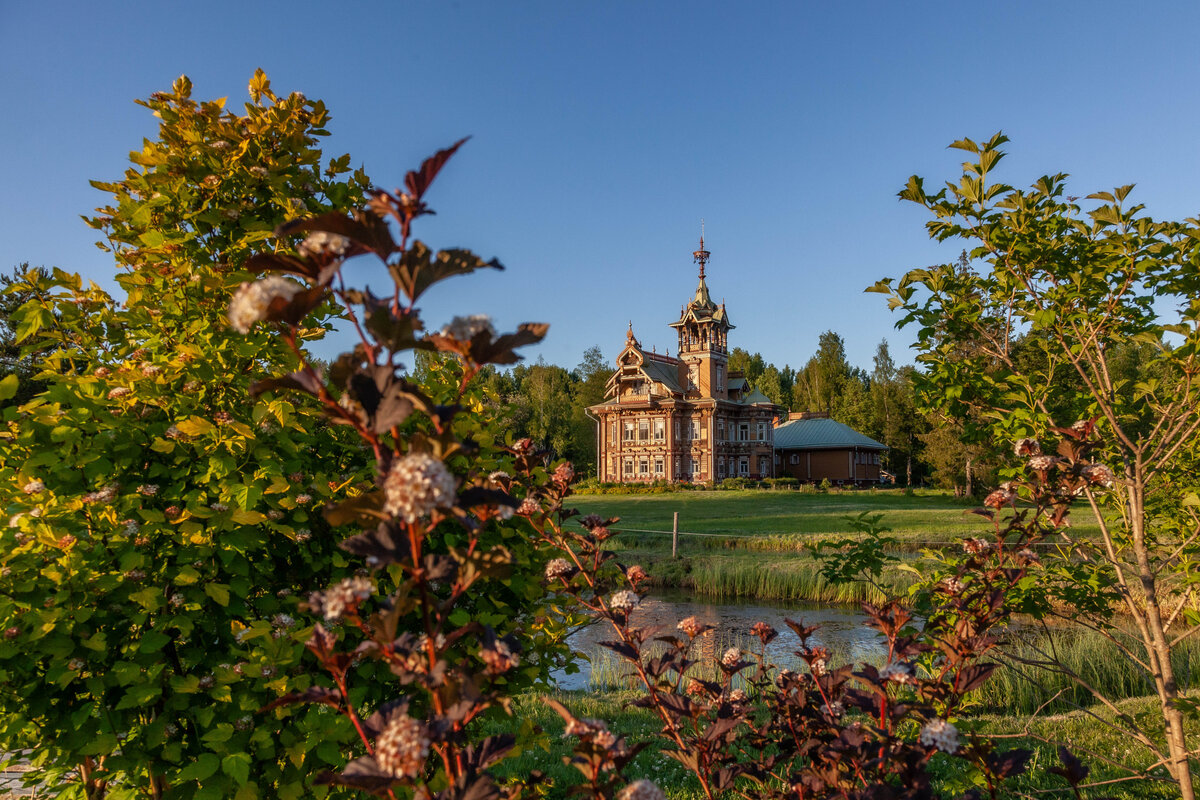 Главный дом асташовской усадьбы — пример так называемого русского стиля в архитектуре. Фото предоставлено Лесным теремом "Асташово"
