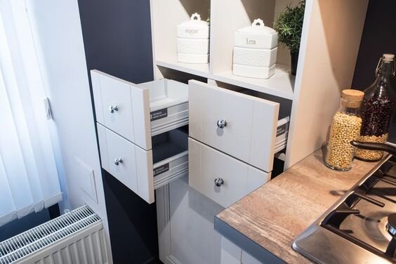 Этот шкафчик можно было сделать глубже, заодно избавившись от острого угла столешницы. Кухня МАНЧЕСТЕР из массива ясеня с эмалью, столешница HPL