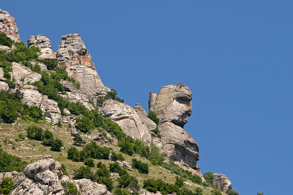 4 крымы. Скалы Демерджи Алушта. Демерджи Алушта Долина привидений. Подножье горы Демерджи. Скала Демерджи Крым