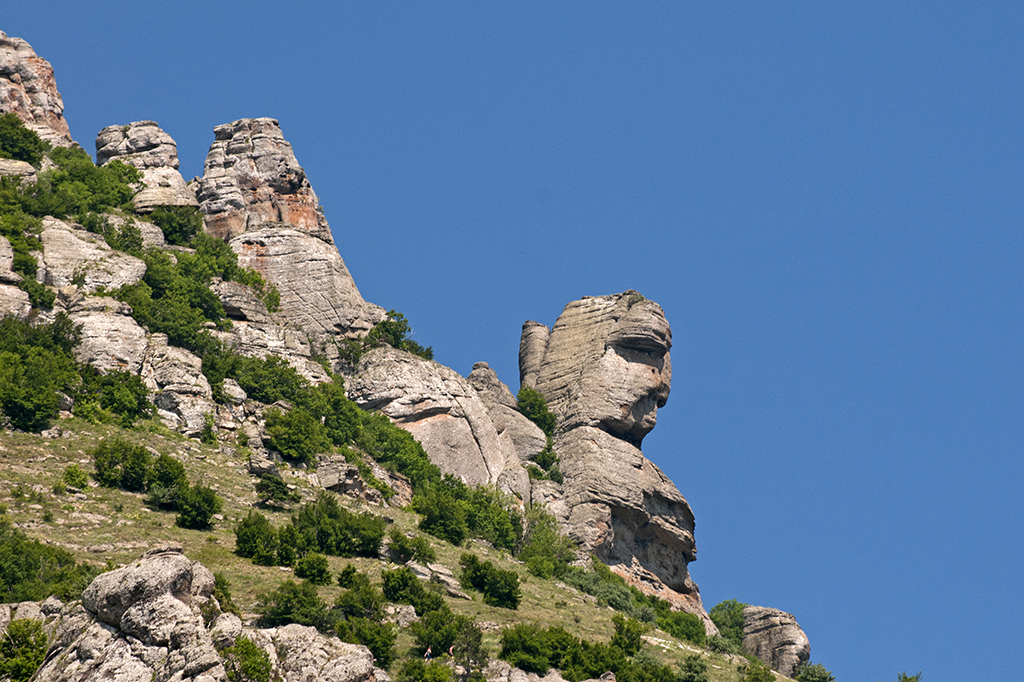 4 крымы. Скалы Демерджи Алушта. Демерджи Алушта Долина привидений. Подножье горы Демерджи. Скала Демерджи Крым.