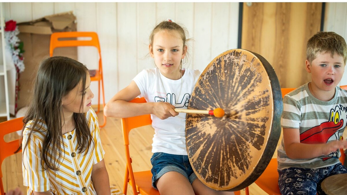 «Надо бы отправить Лину в музыкальный лагерь с математикой, — подумала я, — занятия, кружки, увлеченные дети вокруг, и редкое сочетание музыки и математики! Возможно, дочь найдет здесь свое увлечение. И выберется, наконец, из сетевой паутины!»