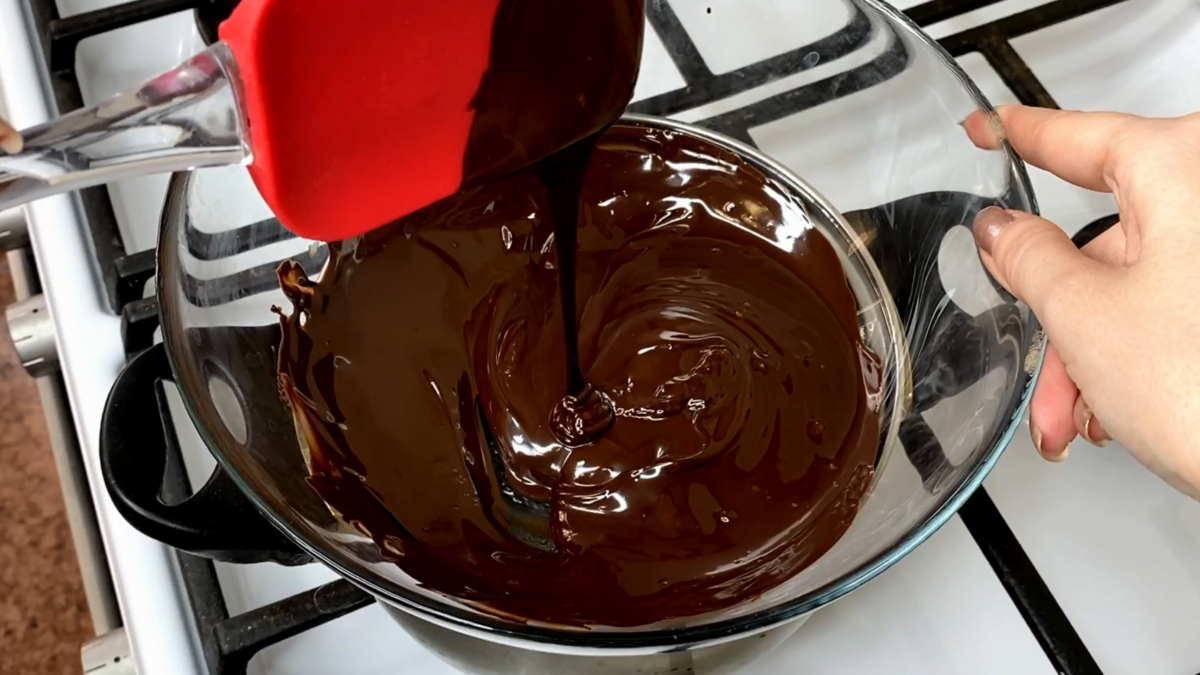 Растопить шоколад для глазури. Растопленный шоколад. Темперирование шоколадной глазури. Темперирование шоколада на водяной бане.