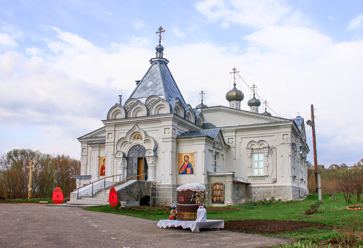 Галерея фотографий посвящена старейшей очень красивой церкви города Мариинский Посад. Автор работы: Аликов Ярослав Сергеевич, МБОУ "СОШ № 20" г.Чебоксары, 4 класс. Номинация: "Мир глазами детей"