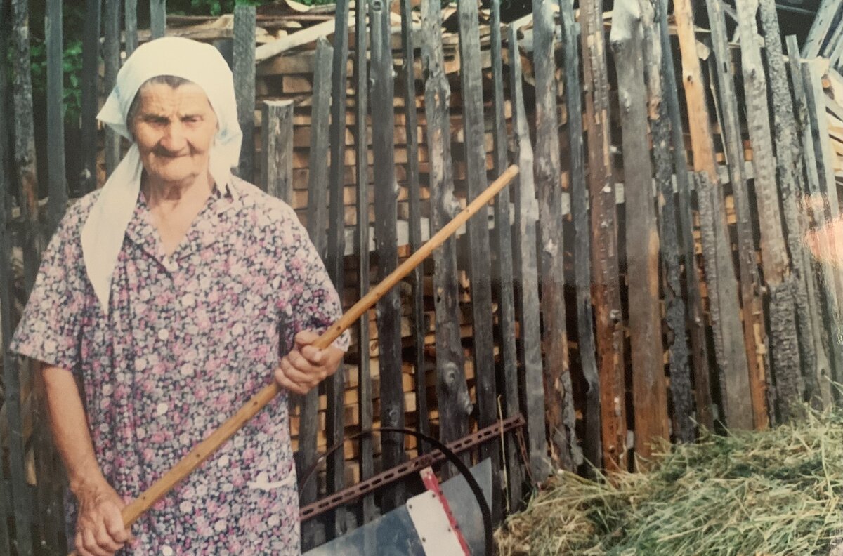 Моя мама Августа Александровна на сенокосе