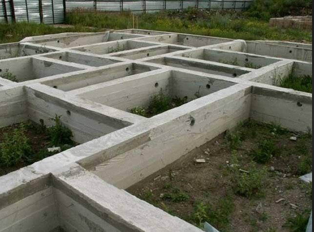 Изображение с сайта: houseunderconstruction.com/foundation/strip-foundation-reasonable-solution-residential-house