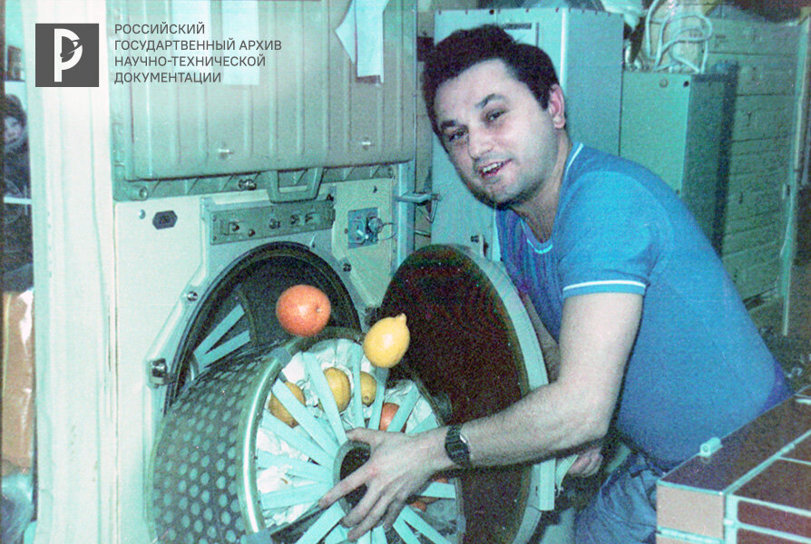 На борту орбитального научного комплекса «МИР» - «Союз ТМ-4». Космонавт В.Г. Титов убирает продукты в холодильник. РГАНТД. Арх. №1-4952 цв.