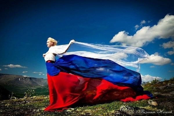 Изображение с сайта https://3d-galleru.ru/3D/image/devushka-gory-flag-74613/