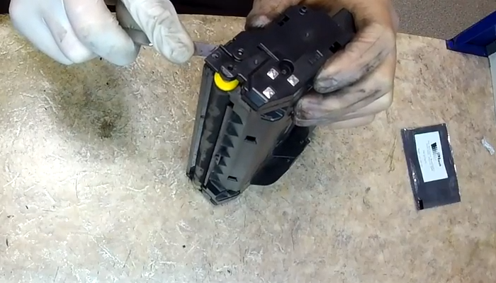 Фото 3. Поддеваем боковую крышку в местах расположения пластиковых клепок