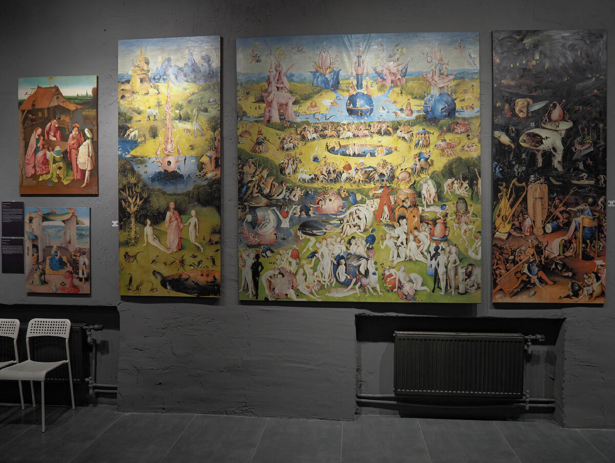 Всюду серый, пустой фон, который добавляет к  созерцанию красок и смыслов босховской демонологии