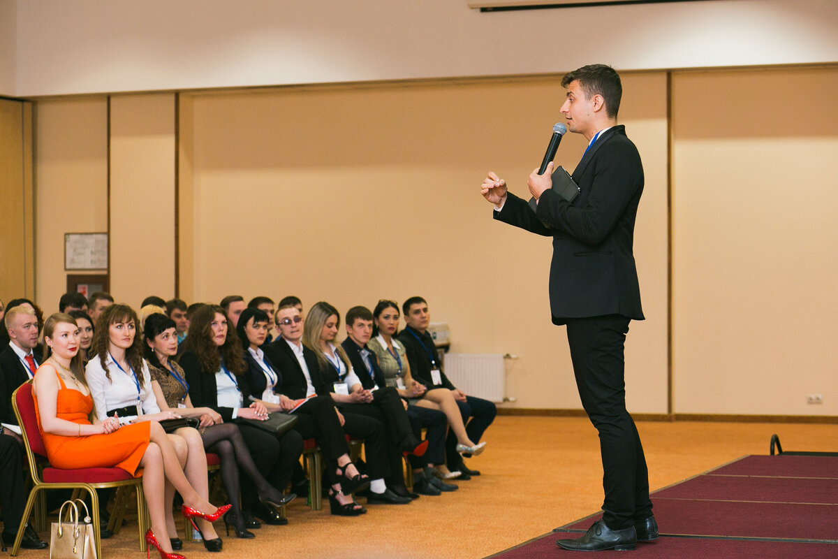 Ведущий, тренер по голосу Юрий Корушев точно знает, как максимально "очистить" речь от ненужного, второстепенного, неважного