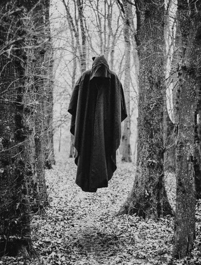 Чёрное пальто - кемеровский фольклор.
Источник фото: http://womanadvice.ru/sites/default/files/imagecache/width_660/20/viral/5plashch.jpg