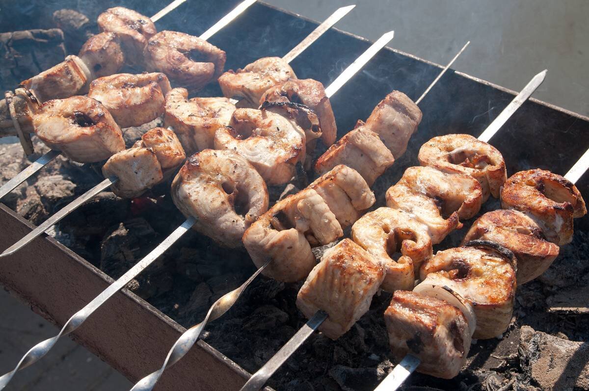 Шашлык на природе из свежепойманной рыбы, порадует любого рыбака или туриста.