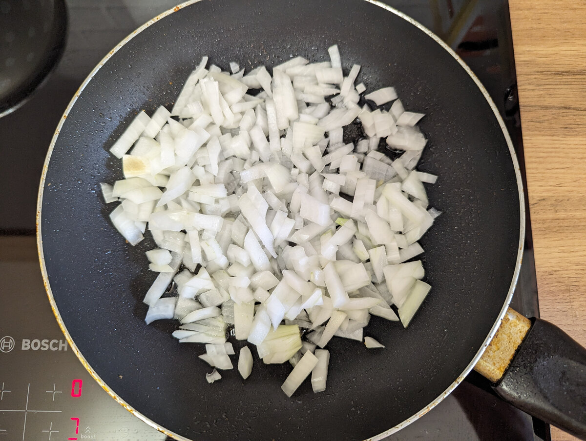 Выкладываем лук и жарим на среднем огне