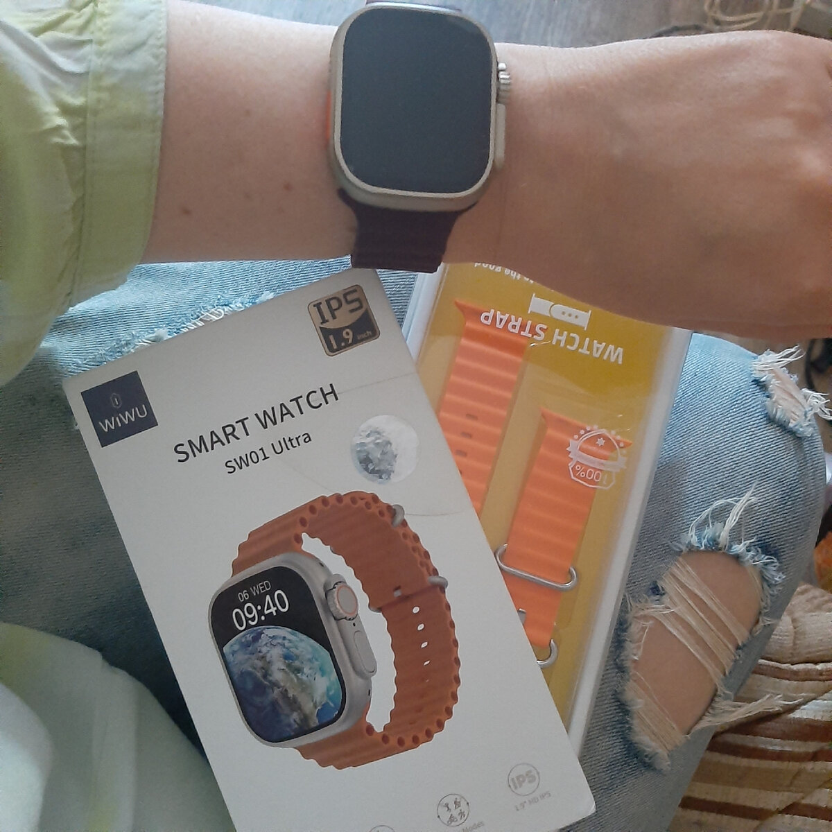 Еще и браслетики разные 😂 