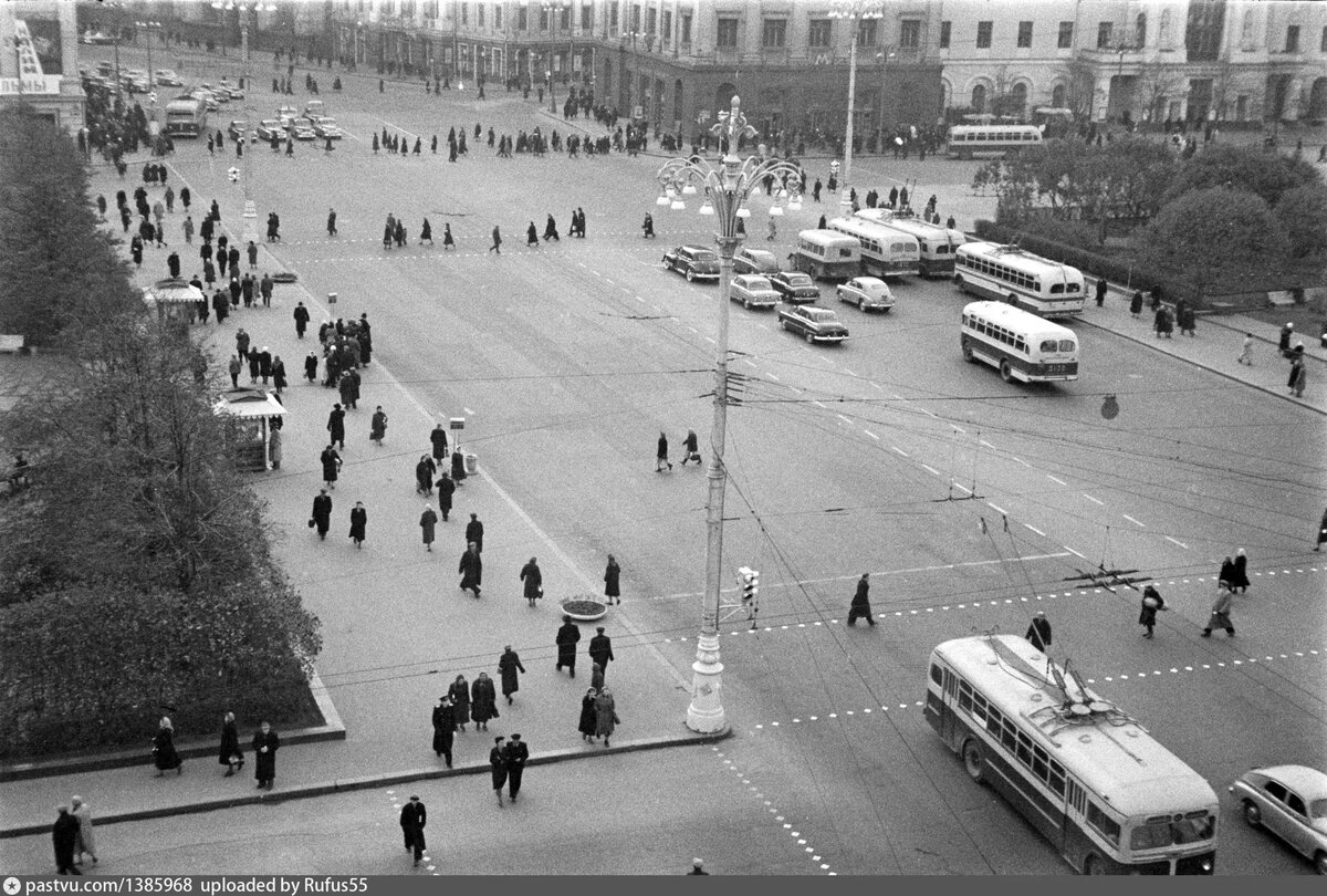 Смотрите, какое количество пешеходных переходов в районе Театральной площади было в 1957-1959 годах. Тогда, кстати, зебру не наносили. Просто делали коридор из двух пунктирных линий. Автор фото: Michael Ochs. С сайта www.pastvu.com.