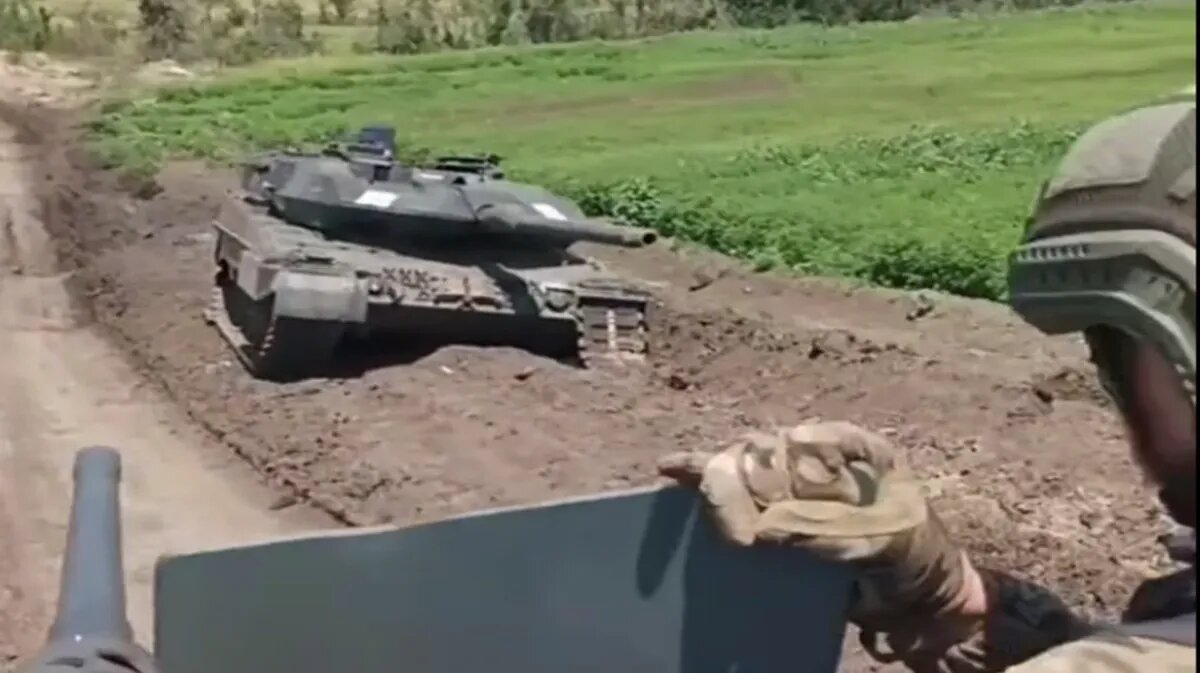 Подбитый леопард на поклонной горе. Leopard 2a5 ВСУ подбитый.