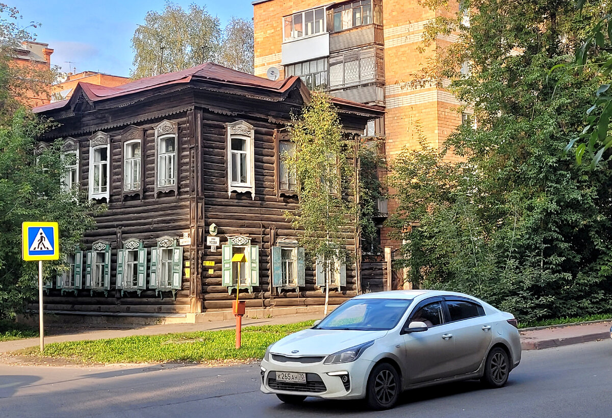 Дом на пересечении Дзержинского-Усова.