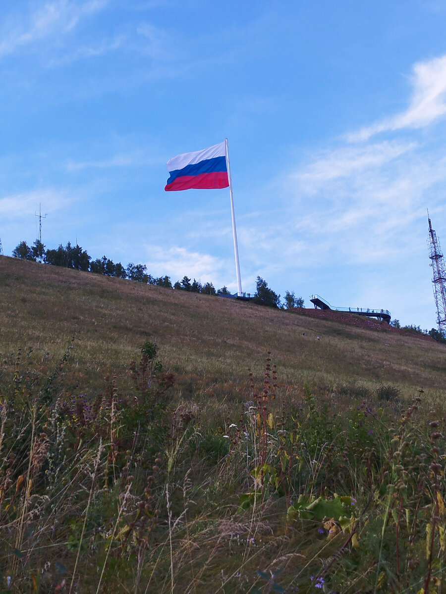 Снизу вообще кажется, что до флага и смотровой площадки - рукой подать. Фото из личного архива автора