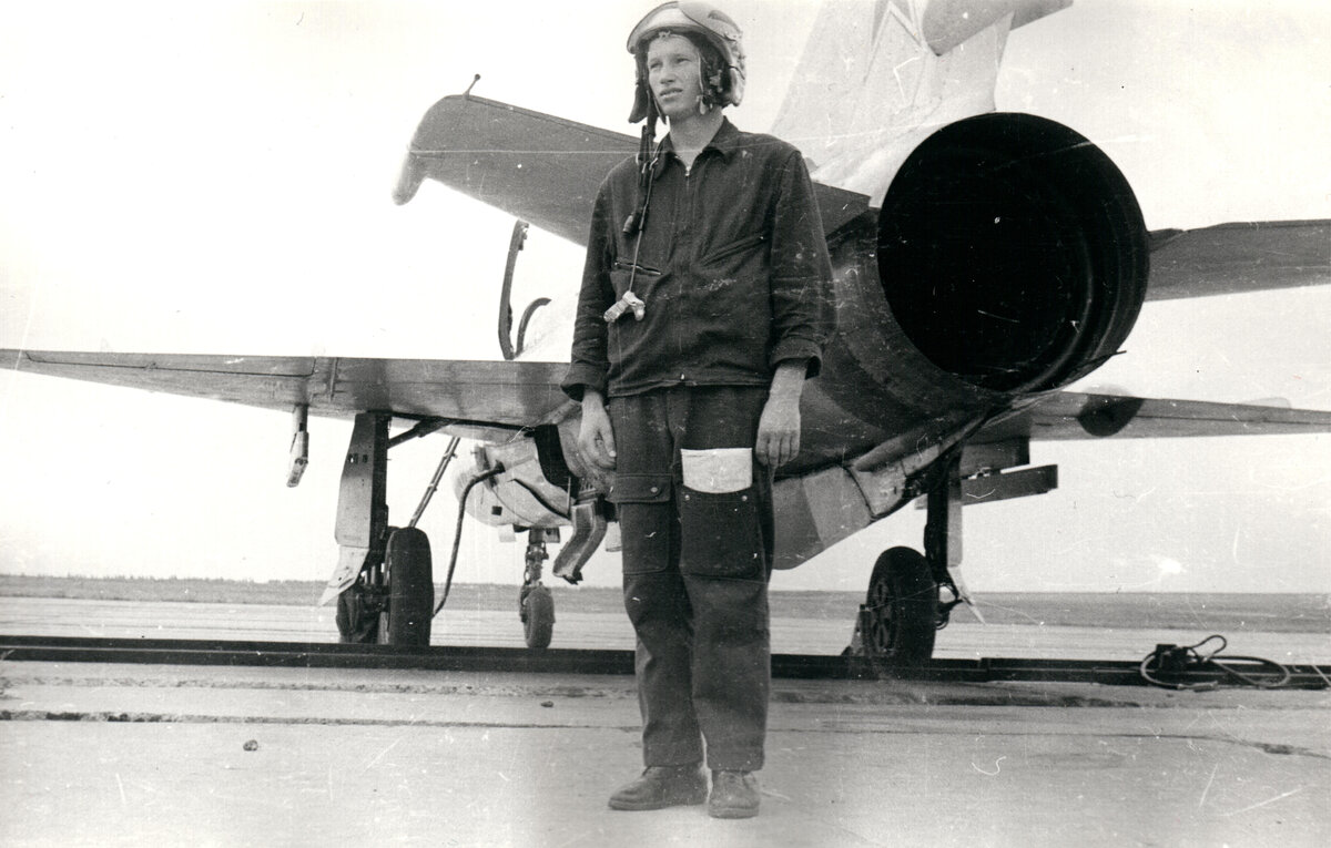 Одно мгновение Века Авиации: курсант Харьковского высшего военного авиационного училище летчиков имени дважды Героя Советского Союза С.И. Грицевца после первого самостоятельного полета на МиГ-21ПФ. Фото из архива ХВВАУЛ представили А. Галицкий и В. Богатов