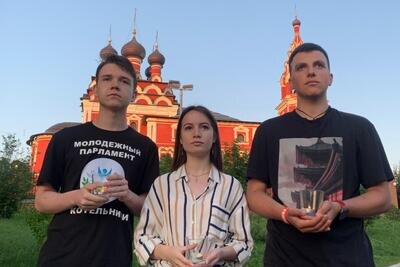    Молодежь Котельников возле мемориала воинам ВОВ © Пресс-служба администрации г.о. Котельники