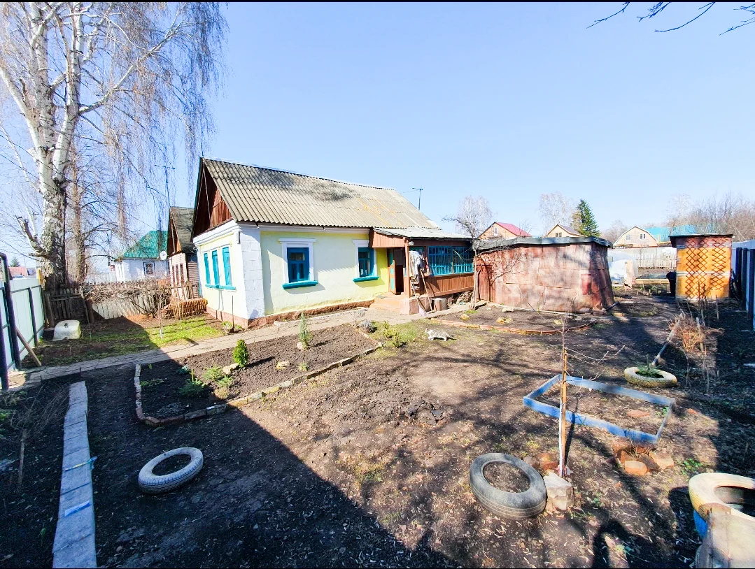 Вся улица домов старые, обычные, нашему и соседскому - по 70 лет