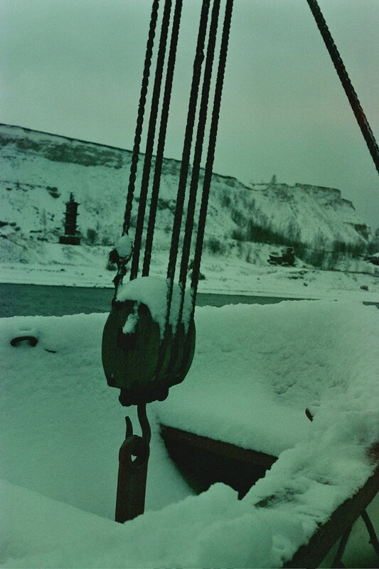 Спасательная шлюпка под снегом и печь для обжига извести в Печищах