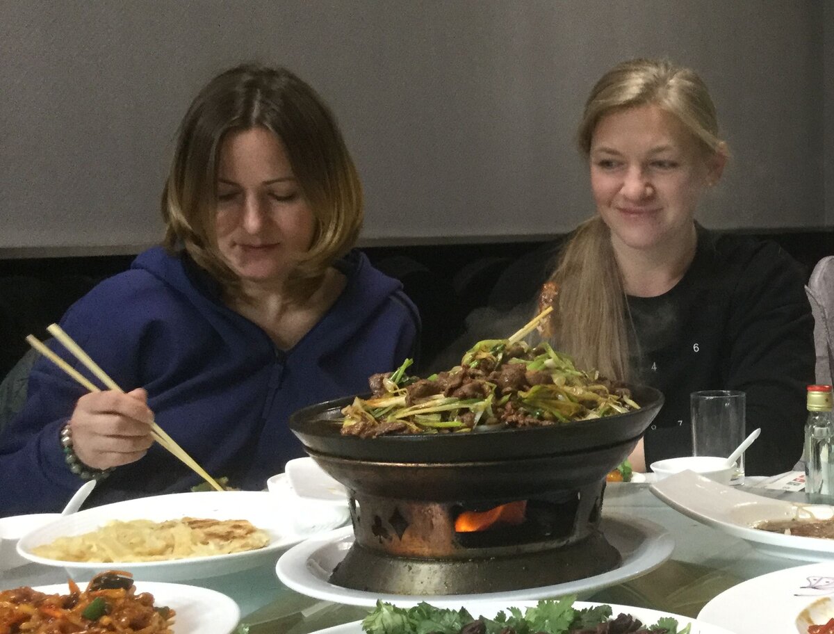 баранина на подогревающемся воке с тонкой зелёной фасолью идеальное зимнее блюдо! Вкусненько! Под такую закуску не грех пропустить рюмочку 60-ти градусной водки.