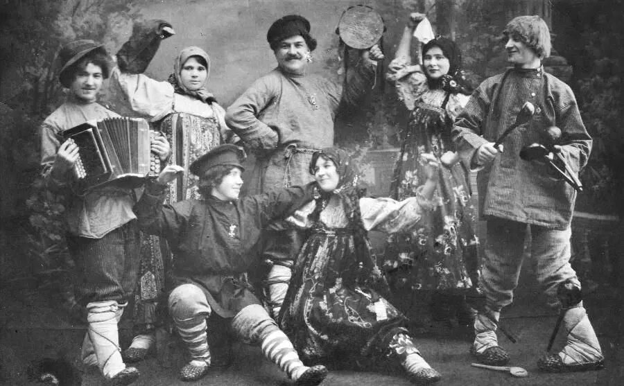 Коллектив лапотников, который возглавлял «дядя Коля» (Николай Усачев), перед революцией выступал в одном из увеселительных заведений на Лиговской улице (ныне проспект)./Репродукция. ФОТО автора