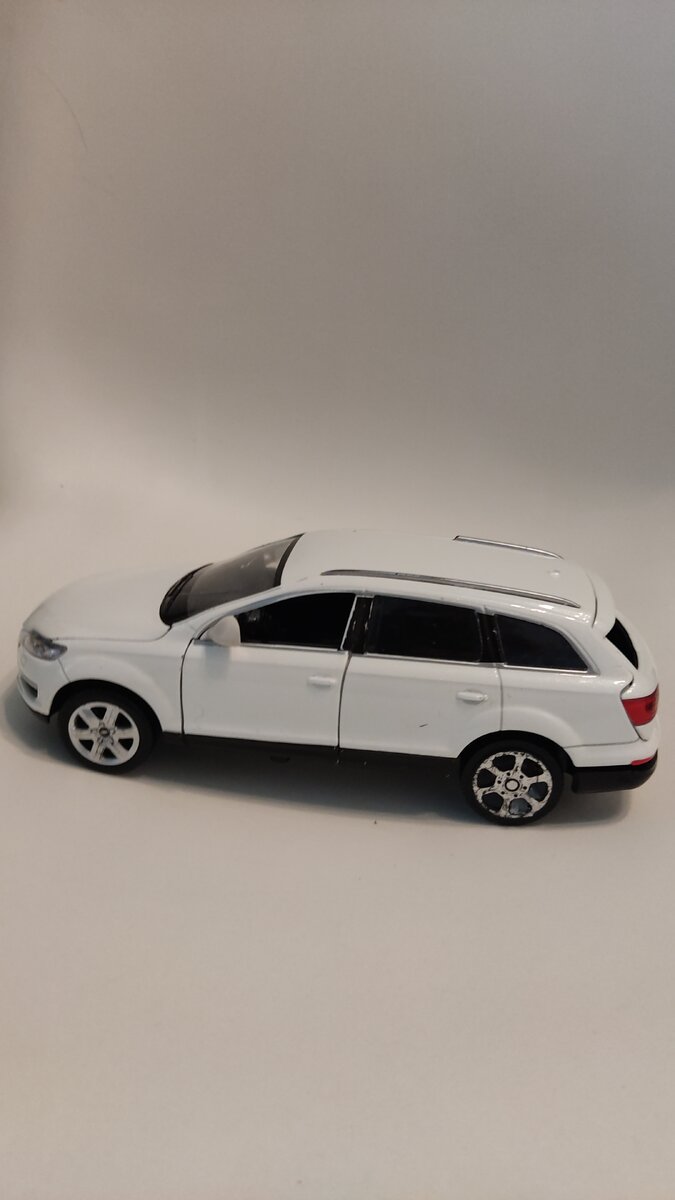 Заднее колесо от другой машины. Посажен на термоклей.