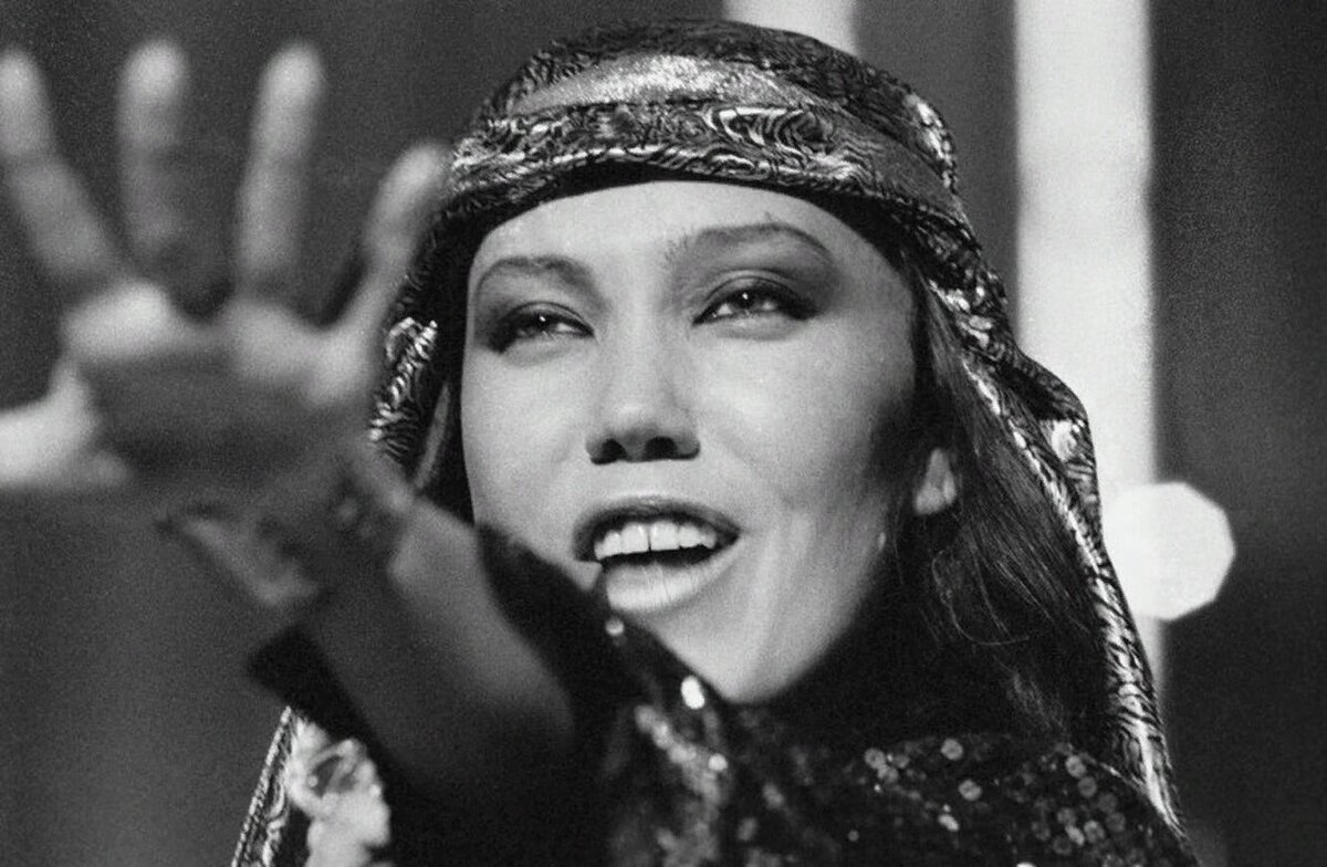 Певица Азиза