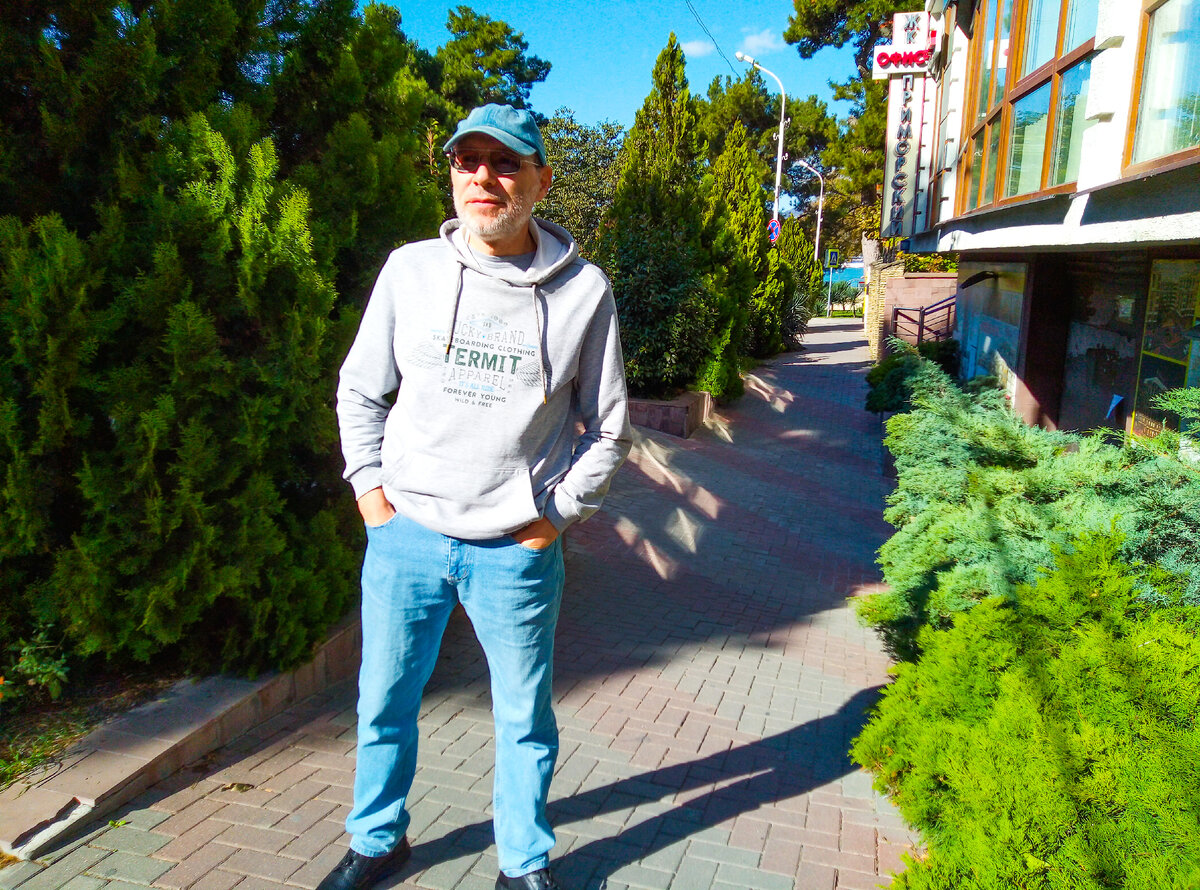 Автор рассказа и канала, Михаил Лекс, Геленджик, Курзальная улица, дорога до пляжа