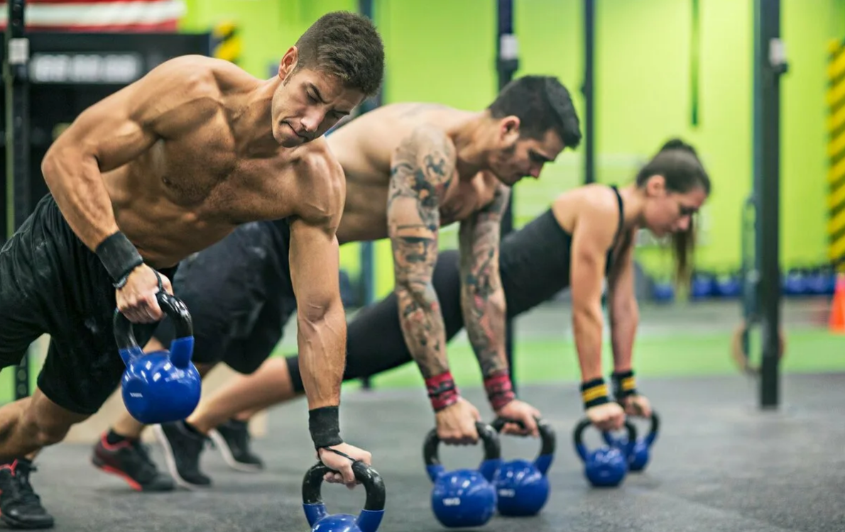 Силовая подготовка спортсменов. Спортсмен с гирями. Тренировка спортсменов. Спортсмен тренируется. Спорт кроссфит.