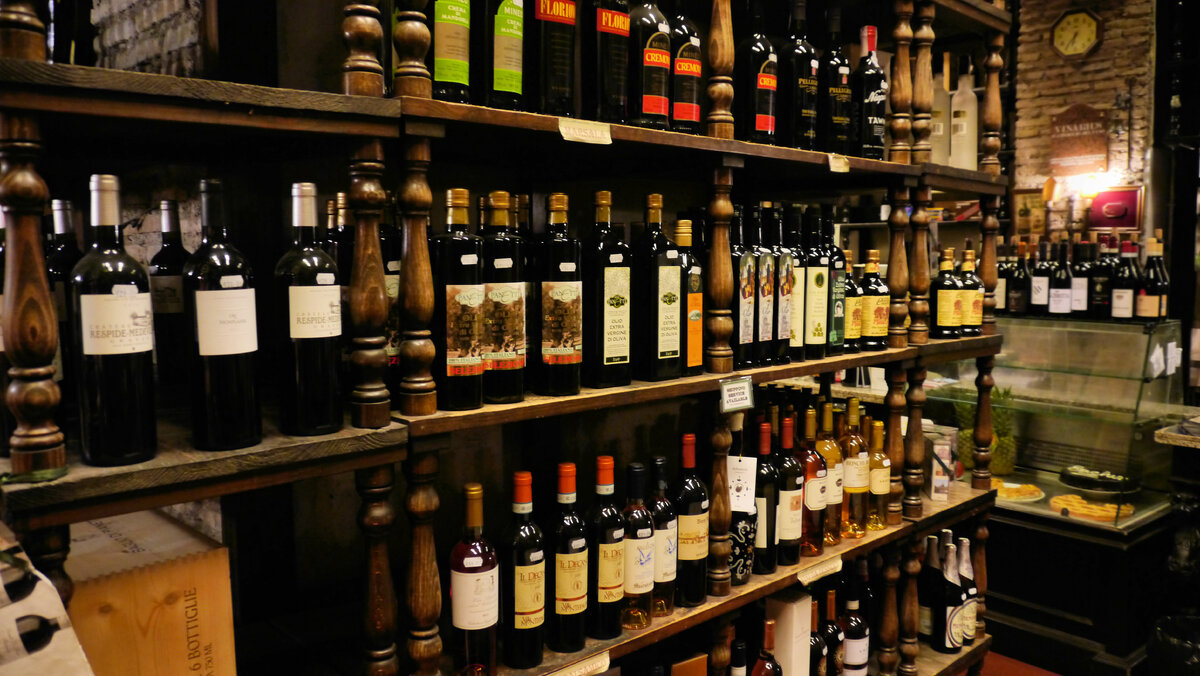 Один из старых винный магазинов.