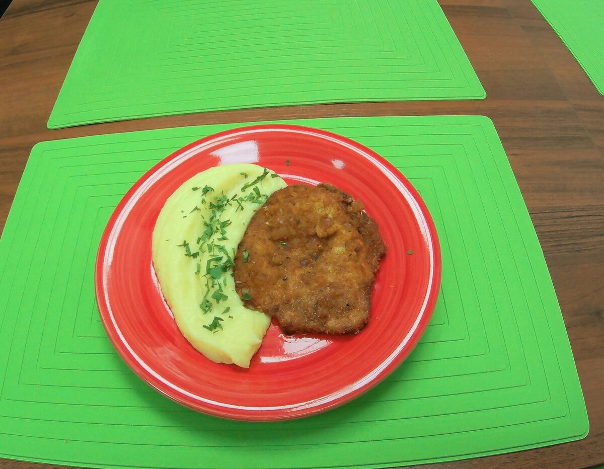 Шницель с картофельным пюре - классика!