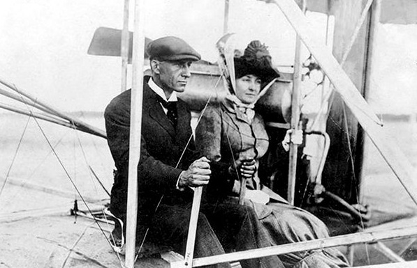 Прошло совсем немного времени до того, как парижские дизайнеры переняли обвязанную веревкой юбку миссис Берг. Получивший название «узкая юбка», этот фасон распространился огнем. 