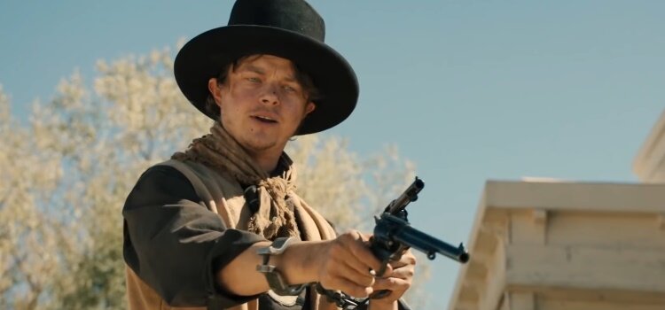 Не я придумал обзывать Дэйна ДеХаана  эконом-версией Леонардо ДиКаприо, но подмечено верно. И во внешности, и в эксцентричной манере игры Дэйна так много дикаприйского, что сравнение напрашивается само собой.