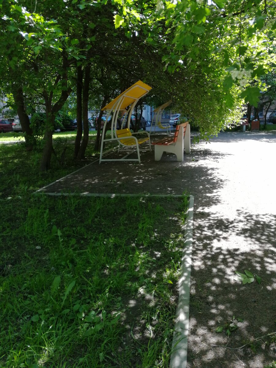 Идеальное место для субботней прогулки - сидишь в тенечке, на качелях качаешься - красота! 