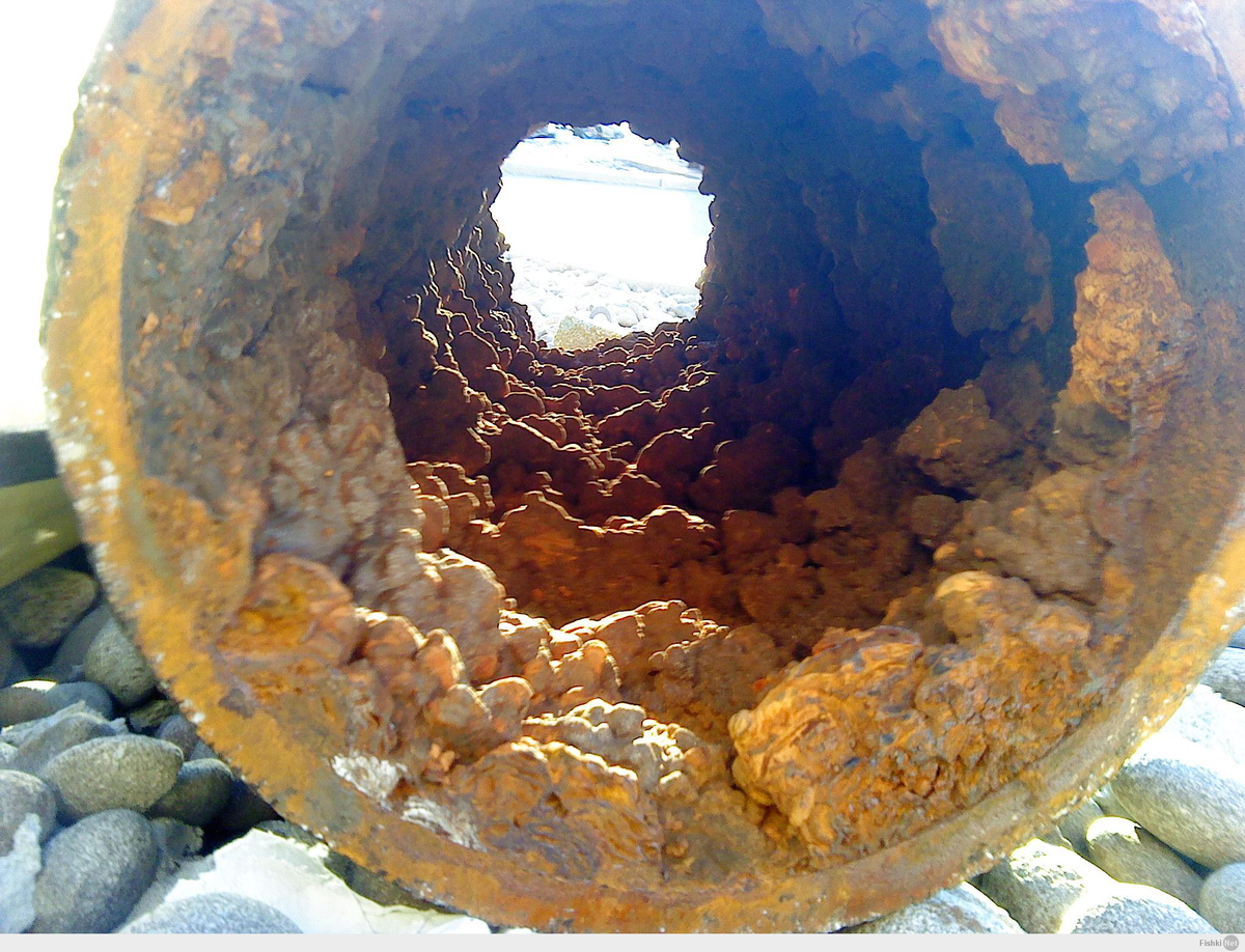 Грязные водопроводные трубы. Водопроводные трубы изнутри. Старые водопроводные трубы. Как выглядят трубы внутри. Водопроводные трубы изнутри.