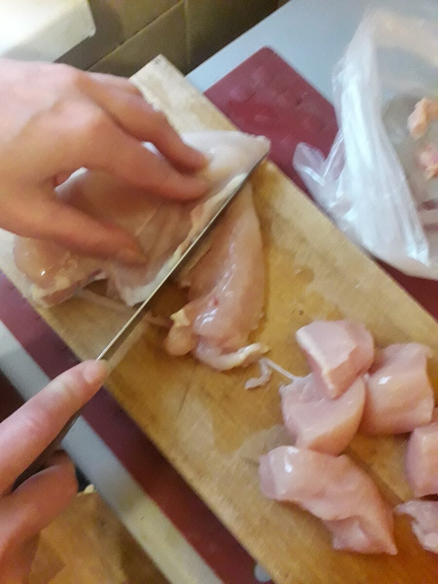 2. Кладем курицу в глубокую миску,посыпаем содой и солью (по вкусу) ,гасим соком лимона ,перемешиваем.