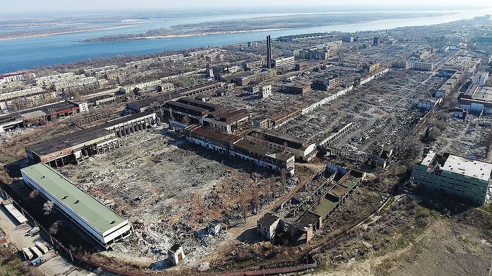 Территория завода выглядит так, будто на ней ничего не восстанавливали после Сталинградской битвы. От первенца пятилетки, гиганта советской индустрии не осталось почти ничего.