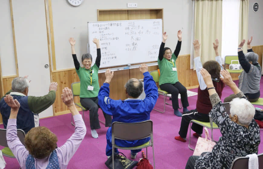 Пожилые люди занимаются спортом в Миёте, префектура Нагано / Кёдо